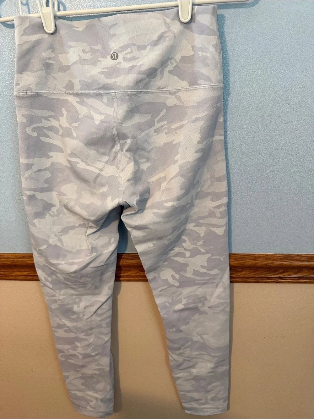 Lululemon Women’s Light Gray & White Camo Leggings Like New Condition Size 8